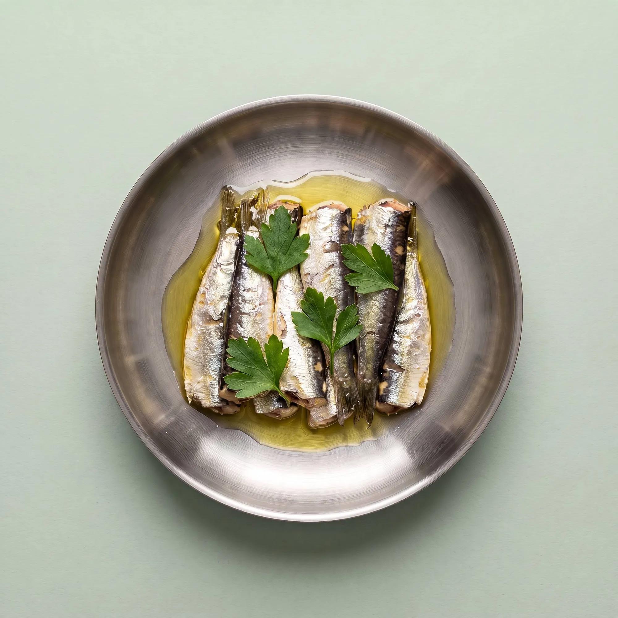 Sardines met peterselie geserveerd op een bord van geborsteld rvs