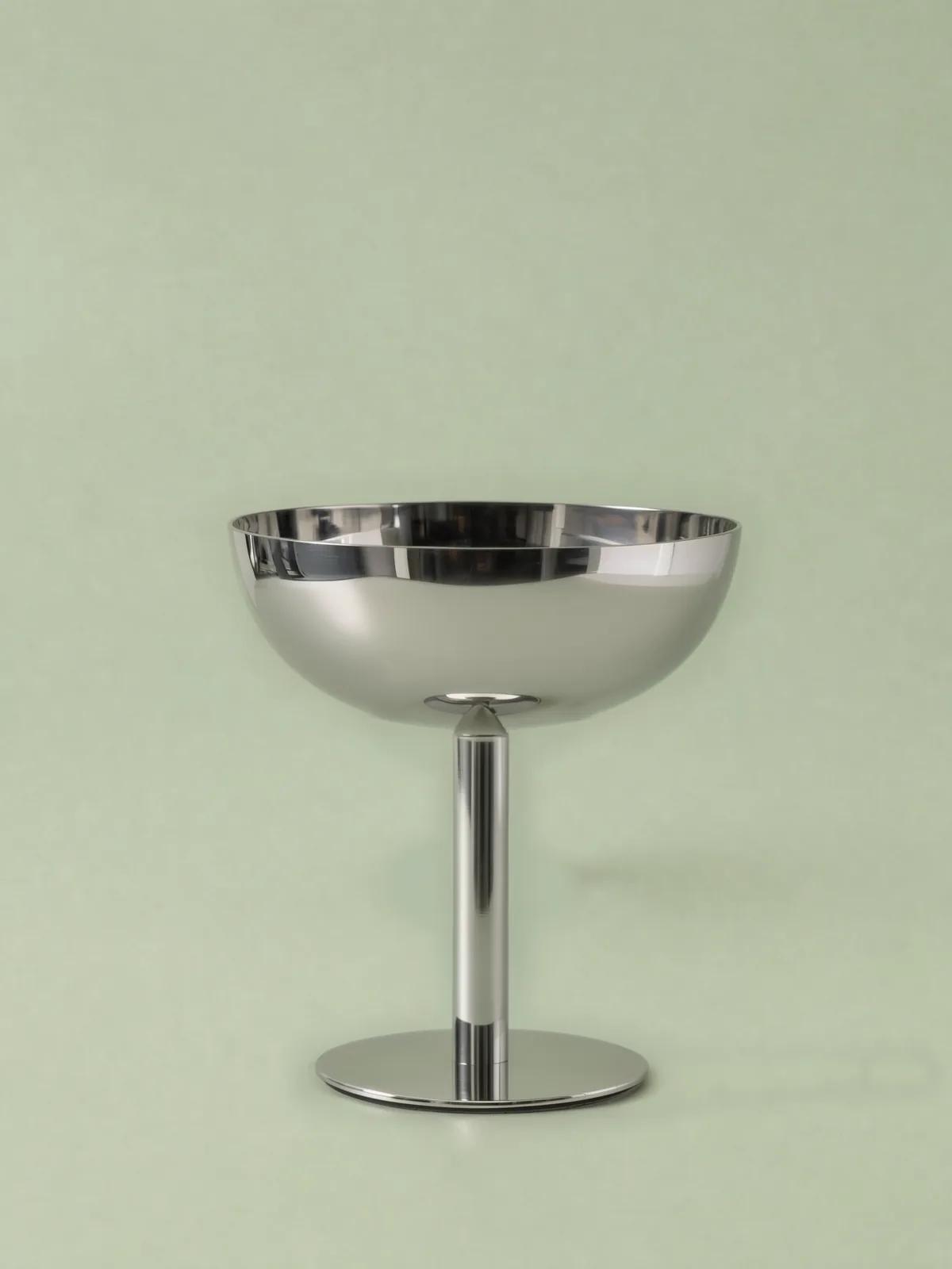 Coupe op voet van spiegelglad gepolijst rvs
